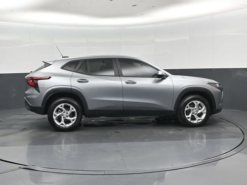 Used 2025 Chevrolet Trax LS w/ LS Convenience Package FWD image 2