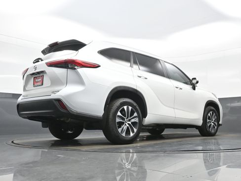 Used 2023 Toyota Highlander XLE AWD/4WD image 30