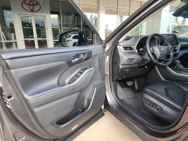 Used 2021 Toyota Highlander XLE AWD/4WD image 14