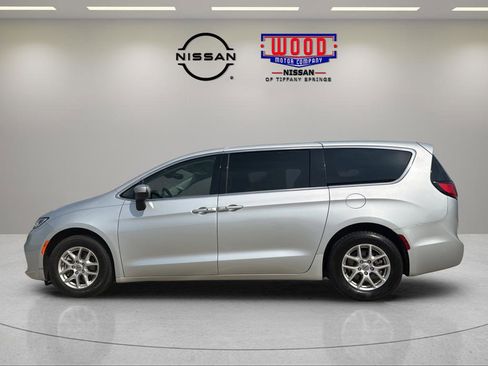 Used 2023 Chrysler Pacifica Touring-L FWD image 5