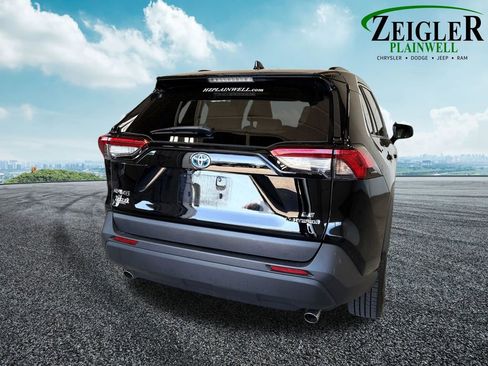 Used 2023 Toyota RAV4 LE AWD/4WD image 5