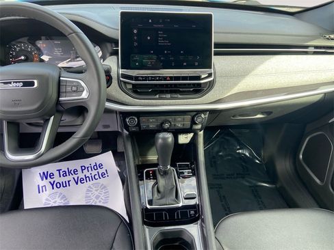 Used 2024 Jeep Compass Latitude image 11