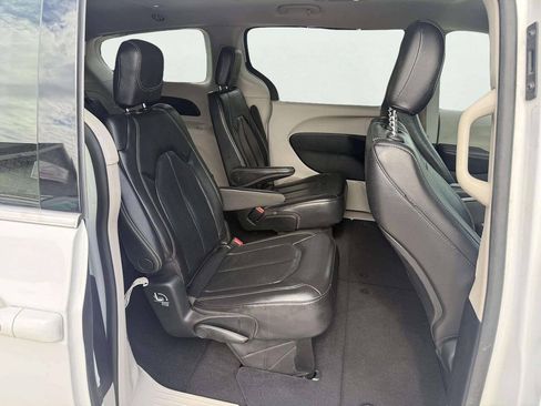Used 2022 Chrysler Pacifica Touring-L FWD image 14