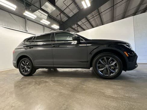 Certified 2022 Volkswagen Tiguan SE image 3