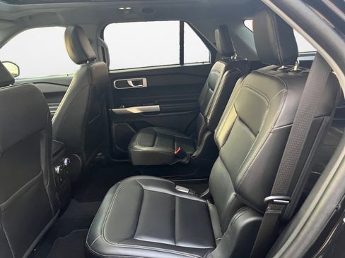Used 2022 Ford Explorer XLT w/ Equipment Group 202A image 16