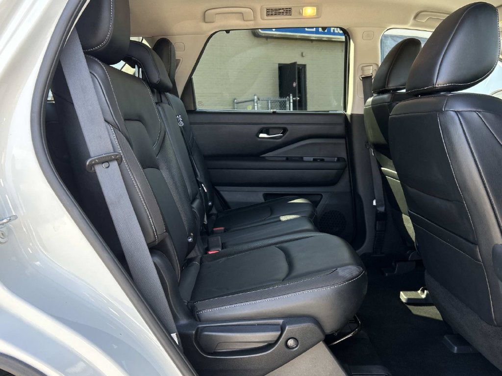 Used 2022 Nissan Pathfinder SL AWD/4WD image 16