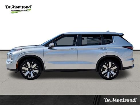 New 2025 Mitsubishi Outlander SE image 8