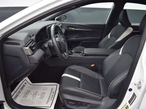 Used 2025 Toyota Camry SE w/ Convenience Package image 13