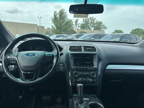 Used 2017 Ford Explorer XLT w/ Equipment Group 202A AWD/4WD image 10