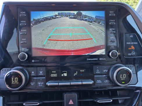 Used 2022 Toyota Highlander XLE AWD/4WD image 30