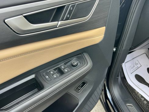 Certified 2025 Volkswagen Atlas Cross Sport SE FWD image 30