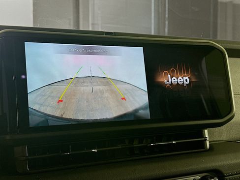 Used 2025 Jeep Wrangler Sahara image 22