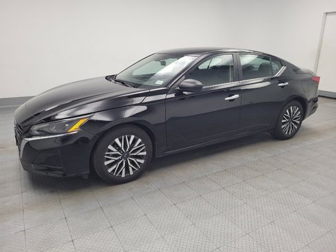 Used 2024 Nissan Altima 2.5 SV image 2