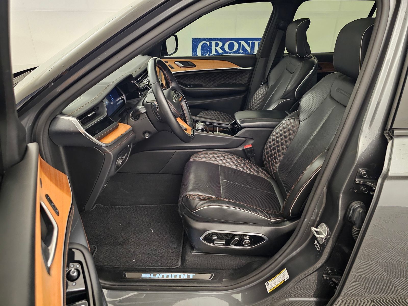 Used 2022 Jeep Grand Cherokee Summit AWD/4WD image 4