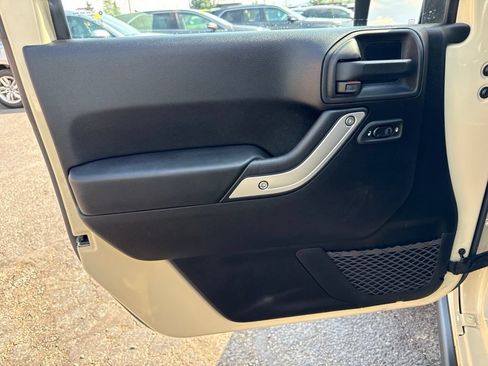 Used 2012 Jeep Wrangler Unlimited Rubicon w/ Connectivity Group AWD/4WD image 11