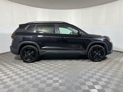 Used 2025 Volkswagen Taos SE AWD/4WD image 9