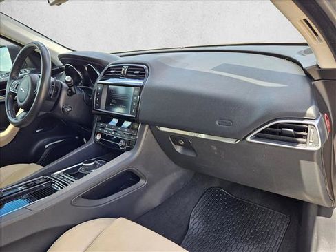 Used 2018 Jaguar F-PACE Premium image 22
