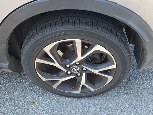 Used 2019 Toyota C-HR Limited FWD image 11