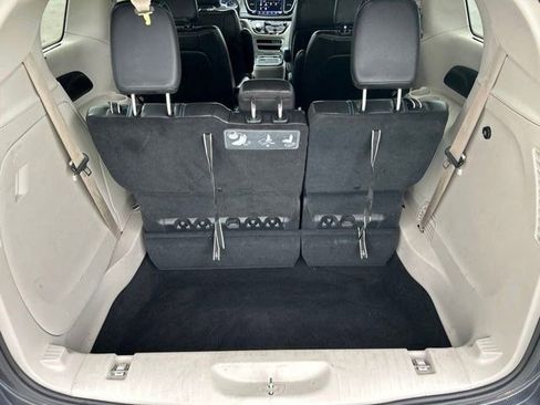 Used 2021 Chrysler Pacifica Touring-L FWD image 34