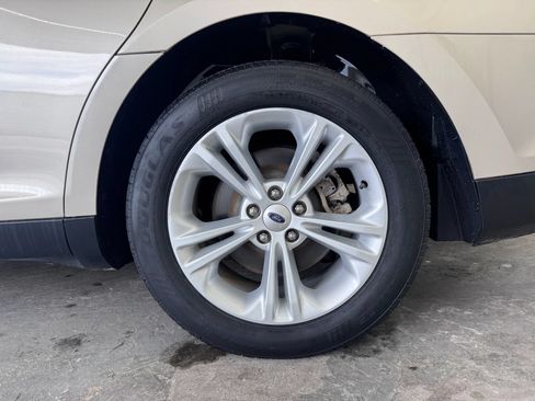 Used 2018 Ford Taurus SEL FWD image 14