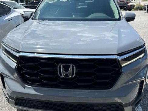 Used 2025 Honda Pilot Touring image 2