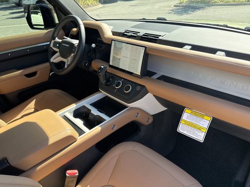 Used 2025 Land Rover Defender 110 S image 3