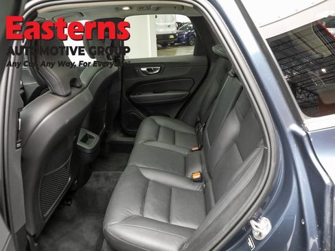 Used 2022 Volvo XC60 B5 Momentum AWD/4WD image 19