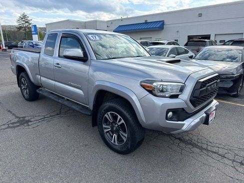 Used 2017 Toyota Tacoma TRD Sport w/ Tow Package AWD/4WD image 5