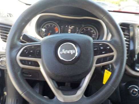 Used 2017 Jeep Cherokee Sport FWD image 12
