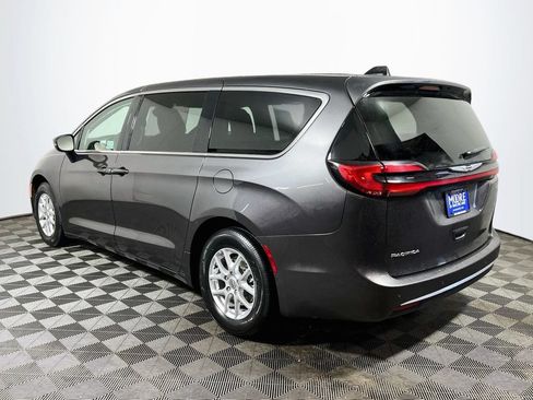 Used 2023 Chrysler Pacifica Touring-L FWD image 5