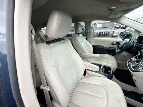 Used 2020 Chrysler Pacifica Touring-L w/ Advanced Safetytec Group FWD image 32