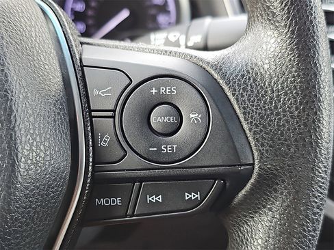 Used 2018 Toyota Camry LE image 17