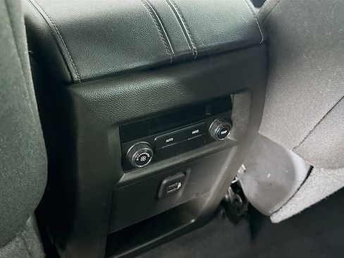 Used 2023 Chevrolet Traverse LT image 34