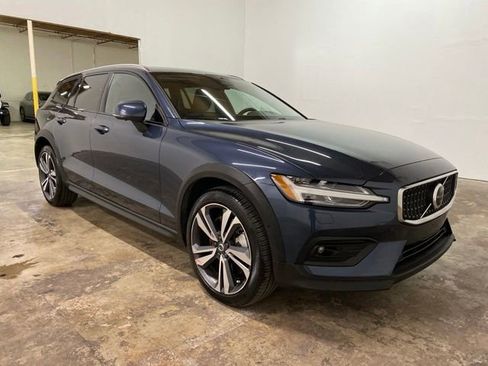 Used 2025 Volvo V60 B5 Cross Country Plus AWD/4WD image 7