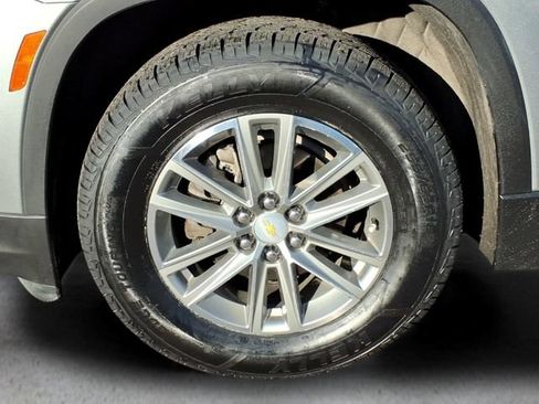 Used 2023 Chevrolet Traverse LT FWD image 8