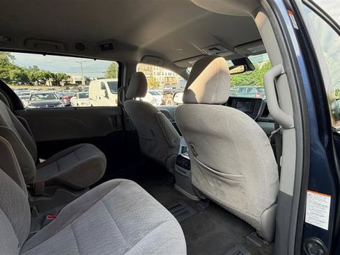 Used 2018 Toyota Sienna LE FWD image 17