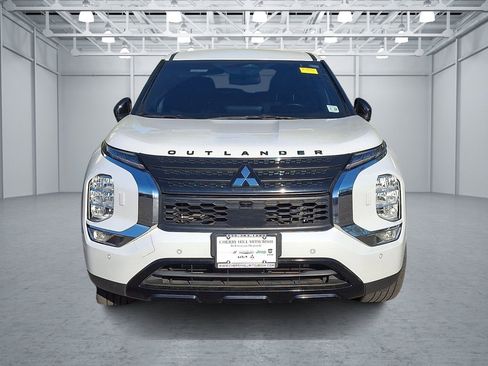 Used 2023 Mitsubishi Outlander SE image 2
