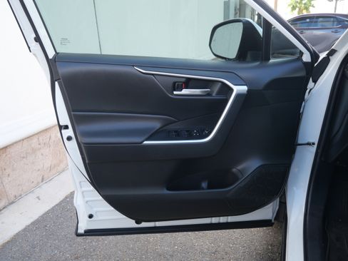 Used 2021 Toyota RAV4 XLE Premium image 16