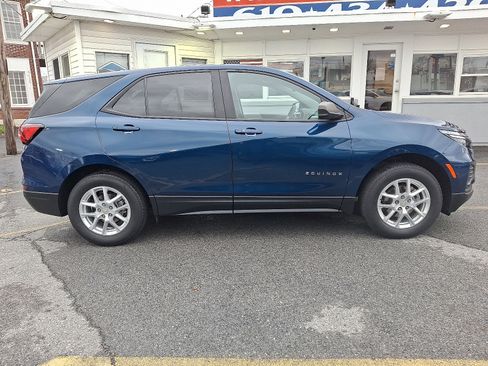 Used 2022 Chevrolet Equinox LS w/ LS Convenience Package image 6