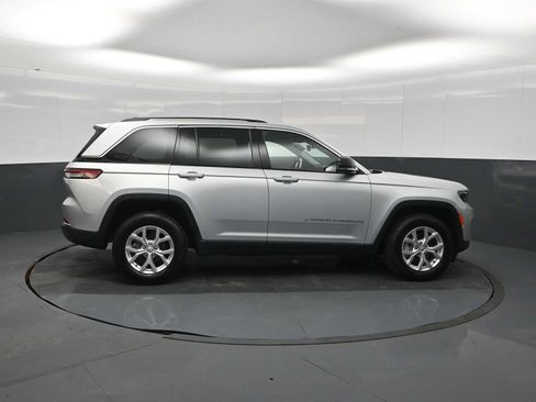 Used 2023 Jeep Grand Cherokee Limited w/ Trailer Tow Prep Group (B) AWD/4WD image 9