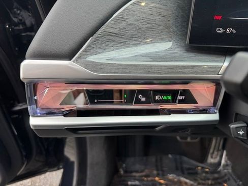 Certified 2025 BMW i7 xDrive60 w/ M Sport Package RWD image 13