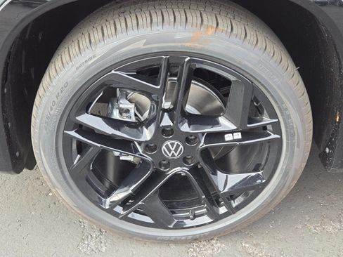New 2026 Volkswagen Tiguan SE R-Line FWD image 5