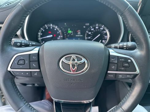 Used 2020 Toyota Highlander XLE FWD image 12