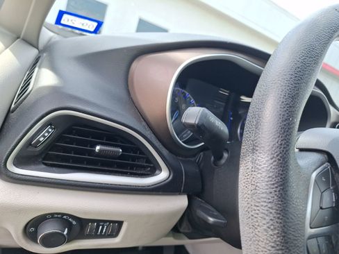 Used 2020 Chrysler Voyager Lxi image 17