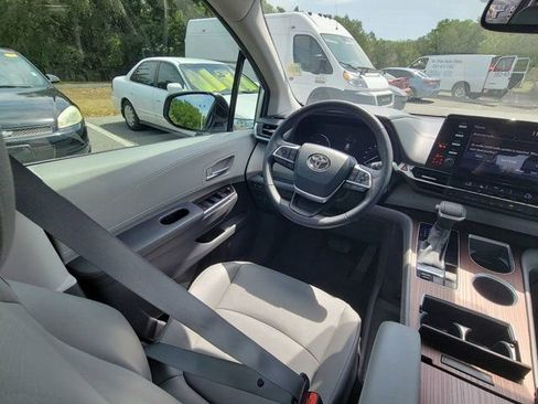 Used 2022 Toyota Sienna XLE FWD image 7