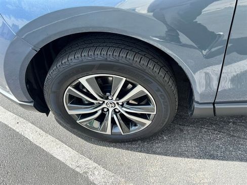 Used 2024 Toyota Venza LE AWD/4WD image 14