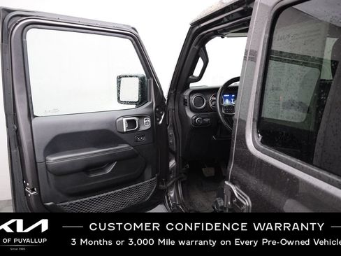 Used 2018 Jeep Wrangler Unlimited Sahara AWD/4WD image 9