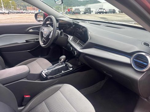 Used 2025 Chevrolet Trax LT FWD image 27