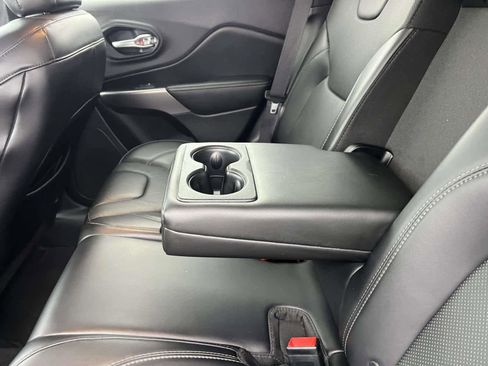 Used 2019 Jeep Cherokee Limited image 14