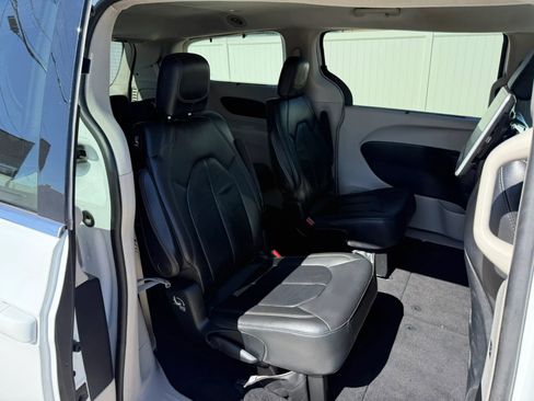 Used 2017 Chrysler Pacifica Touring-L FWD image 24